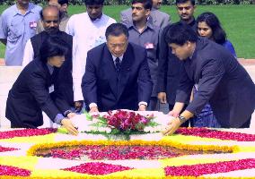 Mori pays homage to Mahatma Gandhi